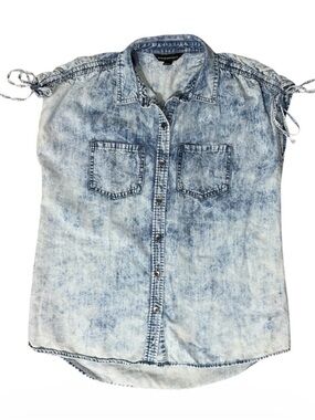 ROCK & REPUBLIC Button-Front Acid Wash Denim Top - Light Blue